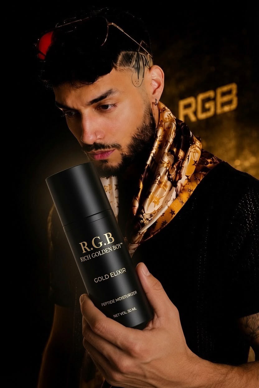 Rizh sosteniendo RGB Rich Golden Boy